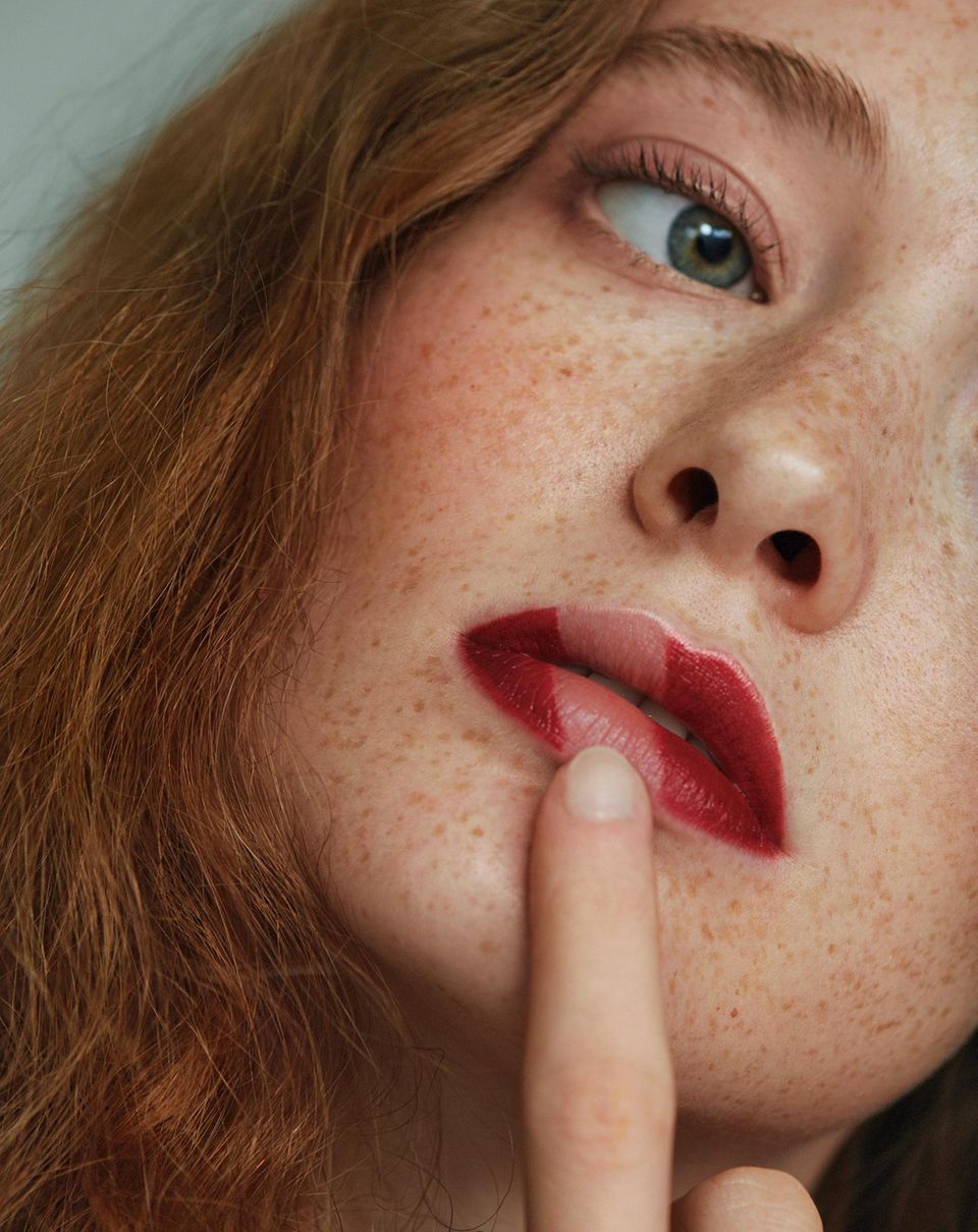 Kussmund gefällig?: Model mit halb geschminkten Lippen