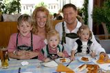 Promi-Nachwuchs: Giulia Siegel mit ihren drei Kindern und Hans Wehrmann