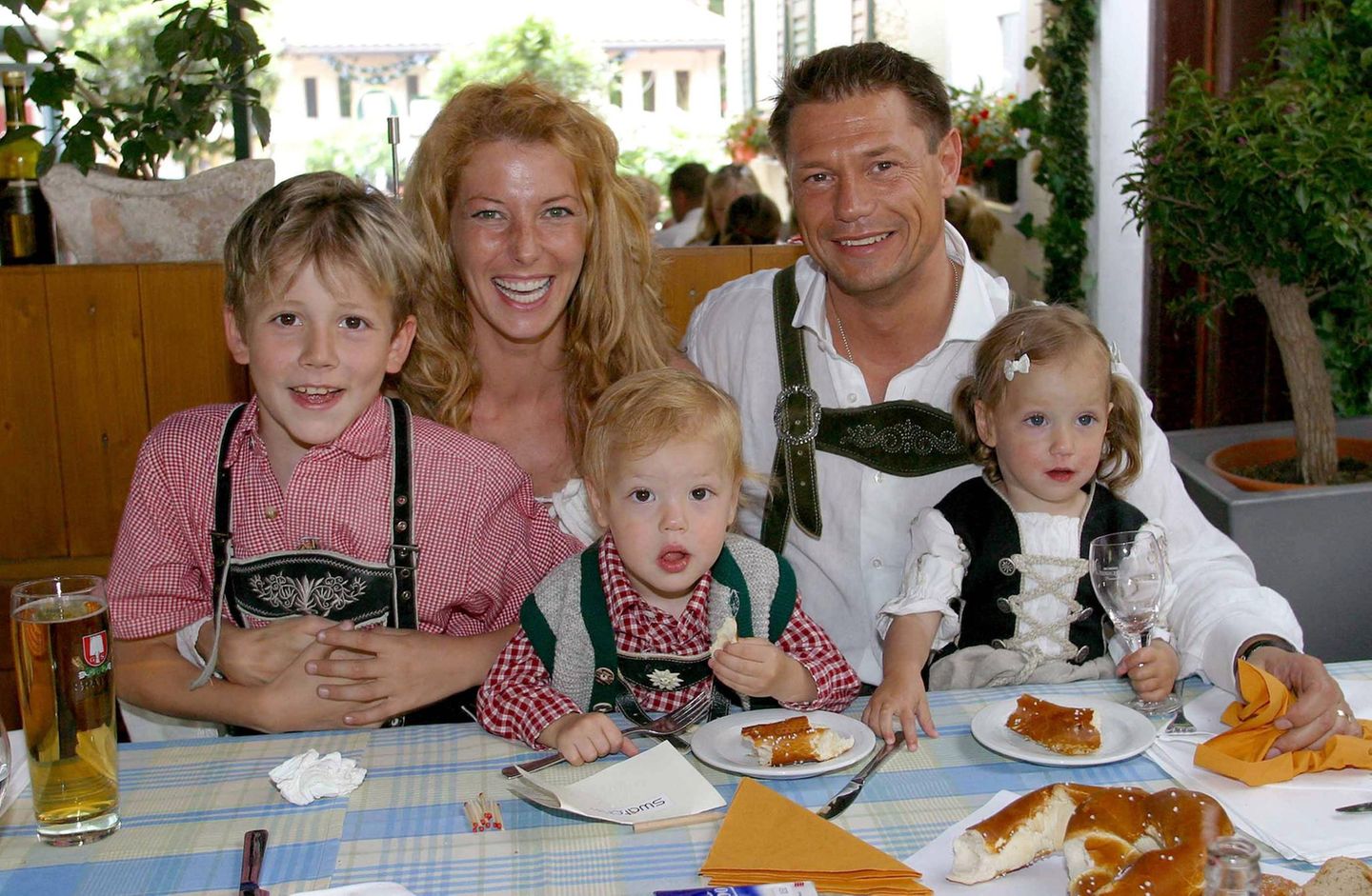 Promi-Nachwuchs: Giulia Siegel mit ihren drei Kindern und Hans Wehrmann