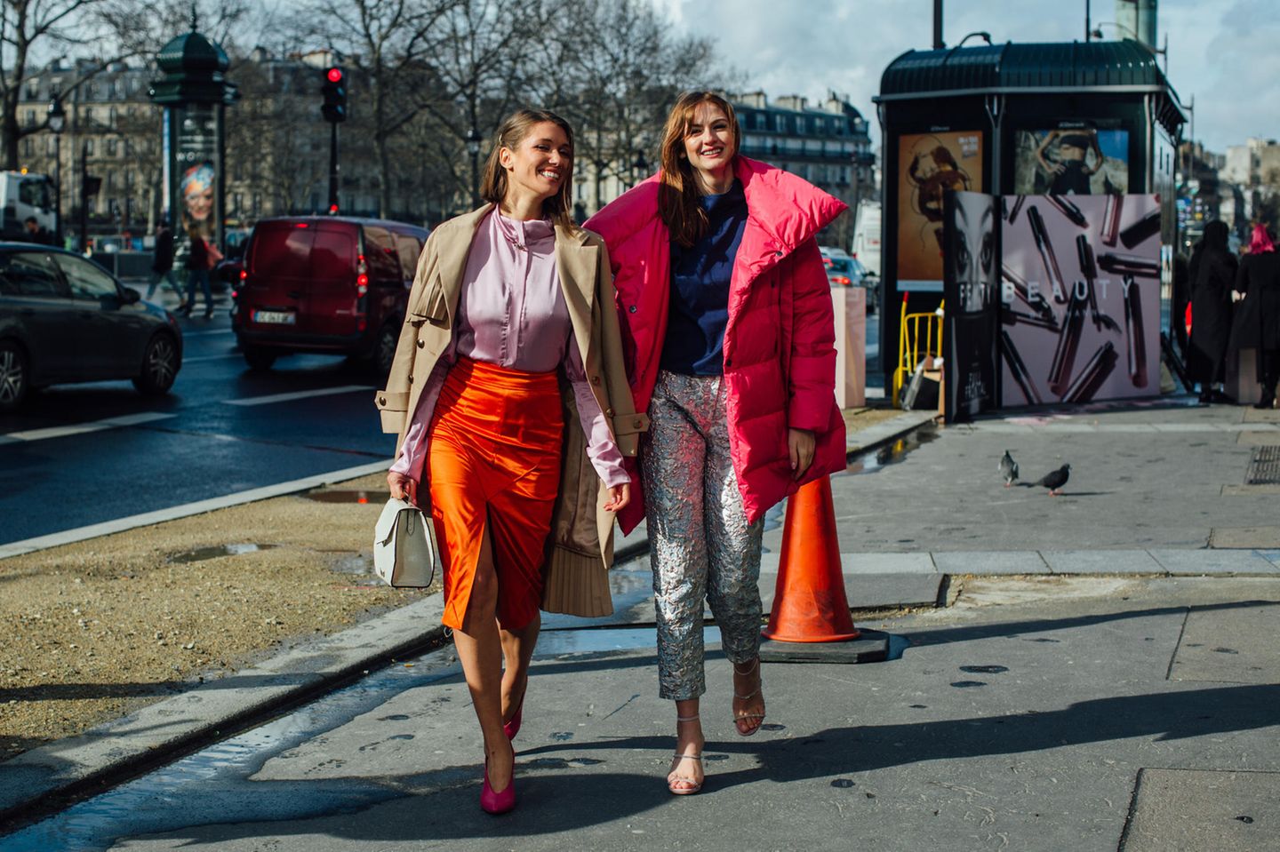 Winterjacken-Trick: Zwei Mädchen im winterlichen Look in Paris