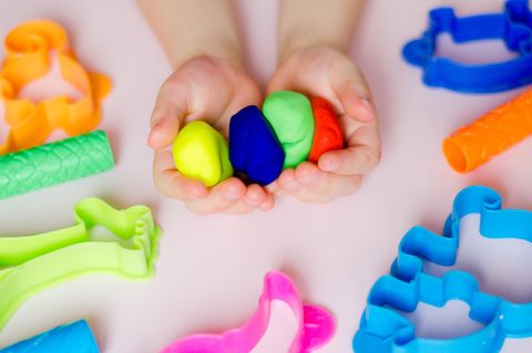 Knete selber machen: Kind mit verschieden farbiger Knete