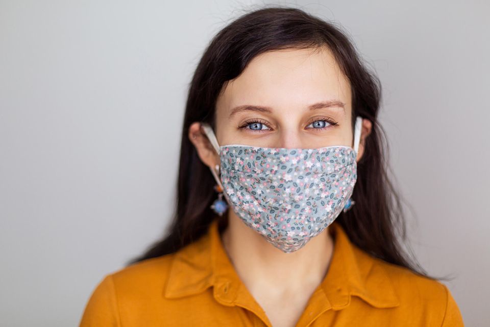 Maske: Frau mit Mundschutz