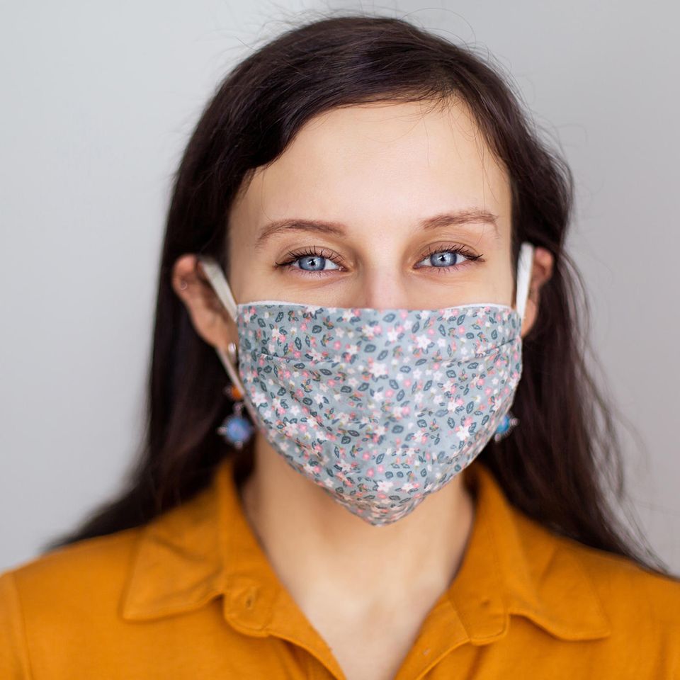 Maske: Frau mit Mundschutz