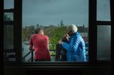 Quarantäne-Tagebuch: Mann und Frau auf Balkon