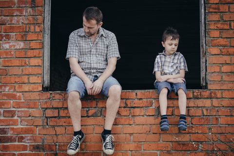 Väter-Zweifel: Vater und Sohn auf einer Mauer