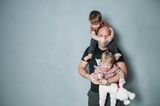 Väter-Zweifel: Vater mit Kindern auf dem Arm