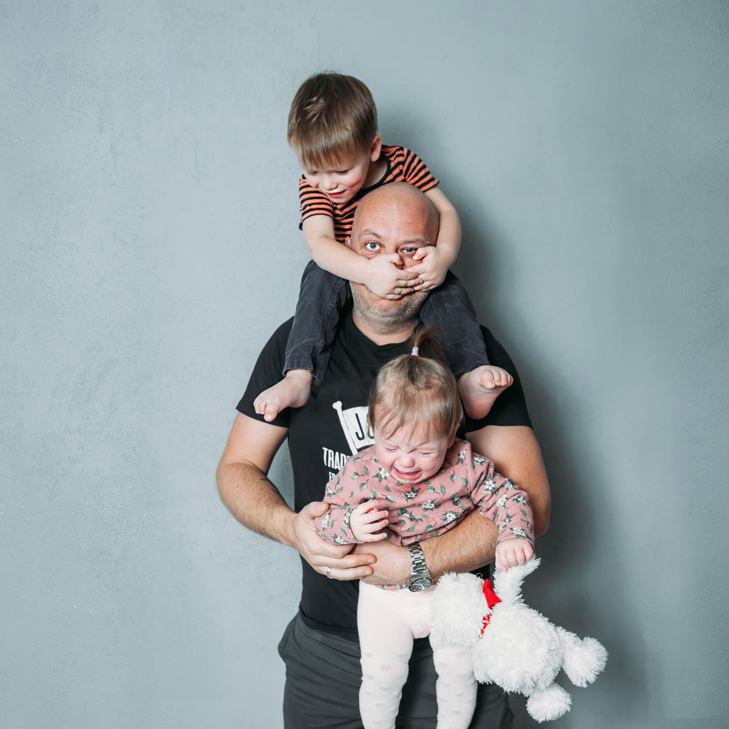 Väter-Zweifel: Vater mit Kindern auf dem Arm