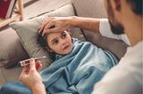 Väter-Zweifel: Mann misst Fieber bei Kind