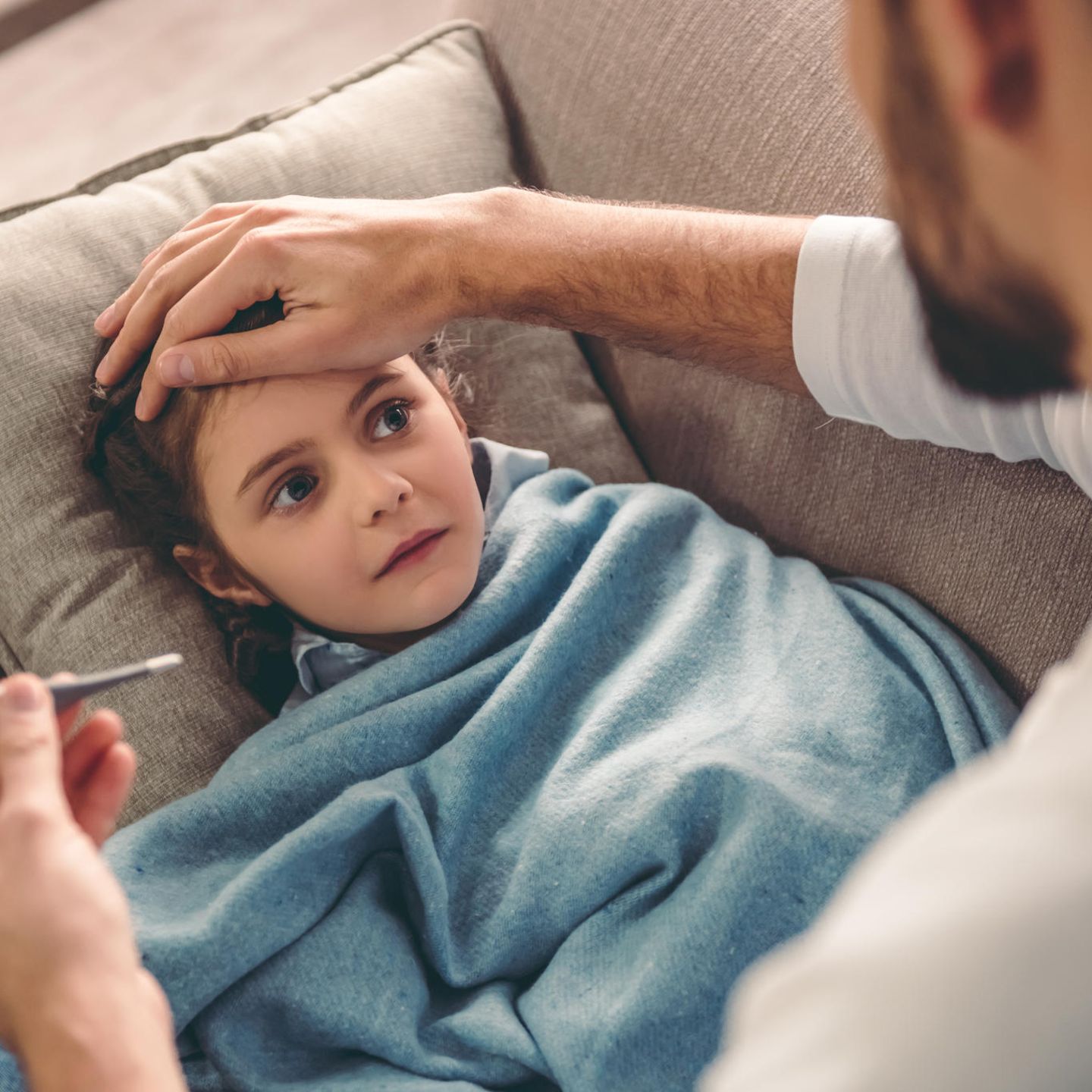 Väter-Zweifel: Mann misst Fieber bei Kind
