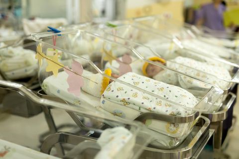 Vierlinge: Babys im Krankenhaus
