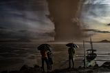 Bewegende Momente 2020: Menschen sehen auf Vulkanausbruch