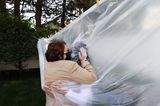 Bewegende Momente 2020: Frau umarmt Tochter durch Plastikfolie