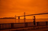 Bewegende Momente 2020: Mann macht Foto vor Golden Gate Bridge