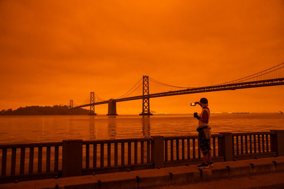 Bewegende Momente 2020: Mann macht Foto vor Golden Gate Bridge