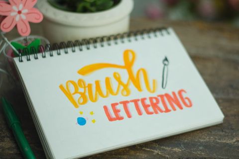 Brush Lettering: Notizblock mit den Worten Brush Lettering