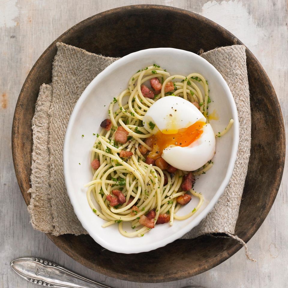 Spaghetti mit Speck und Ei | BRIGITTE.de