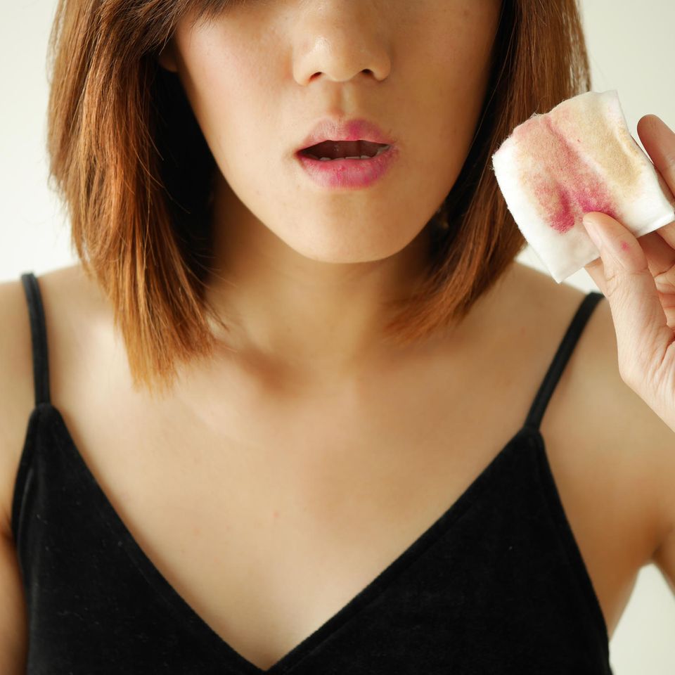 Abschminktücher: Frau mit Reinigungstuch in der Hand