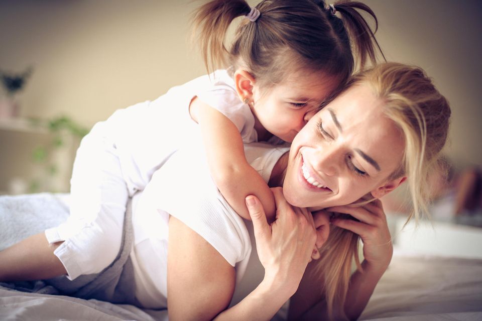 Grundsätze für Eltern: Mutter albert mit Tochter herum