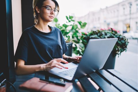 Social Media Manager: Frau arbeitet am Laptop