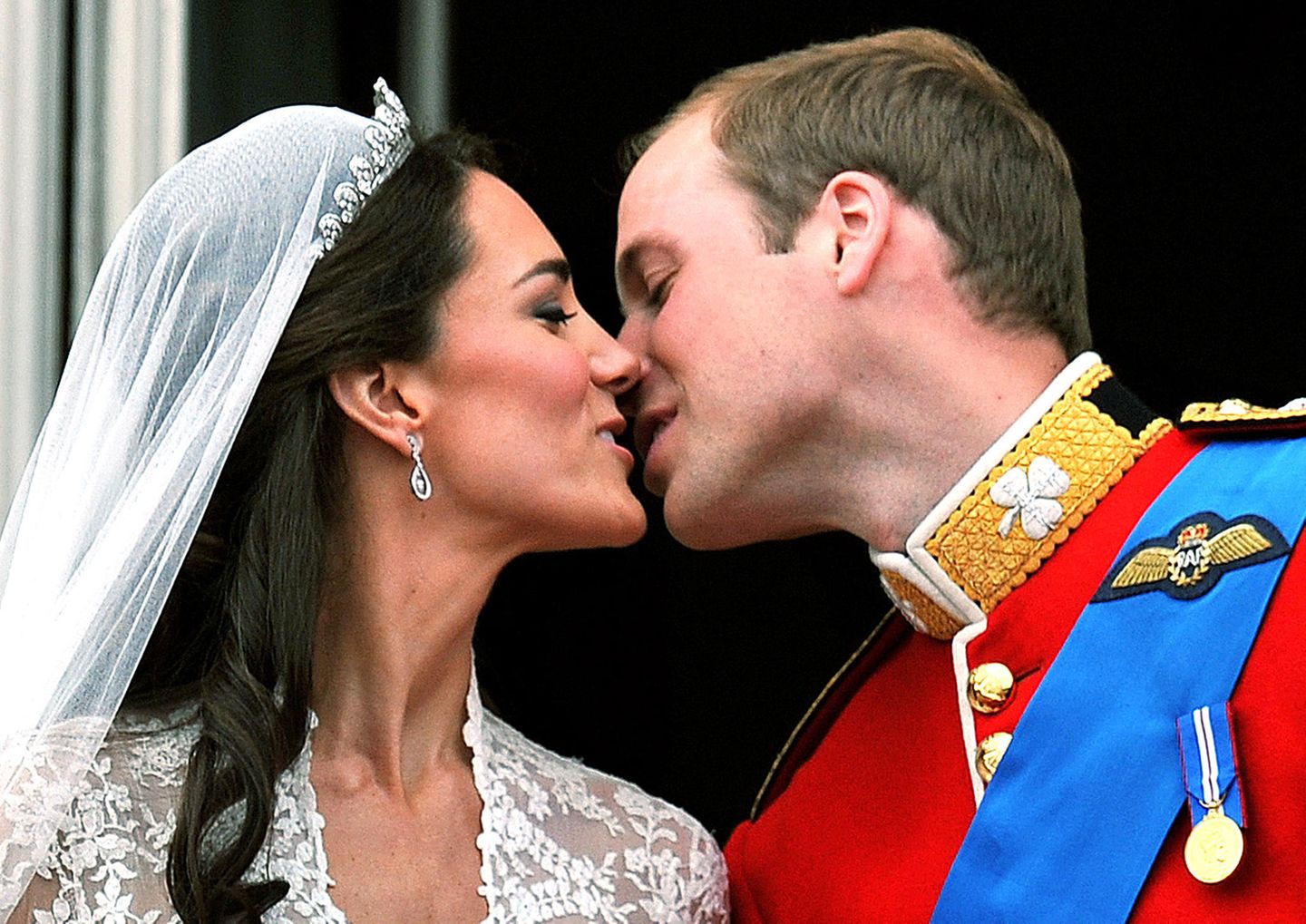 Herzogin Kate + Prinz William: küssen sich