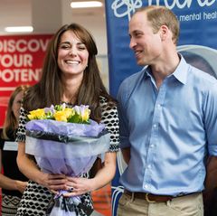 Herzogin Kate + Prinz William: mit Blumenstrauss