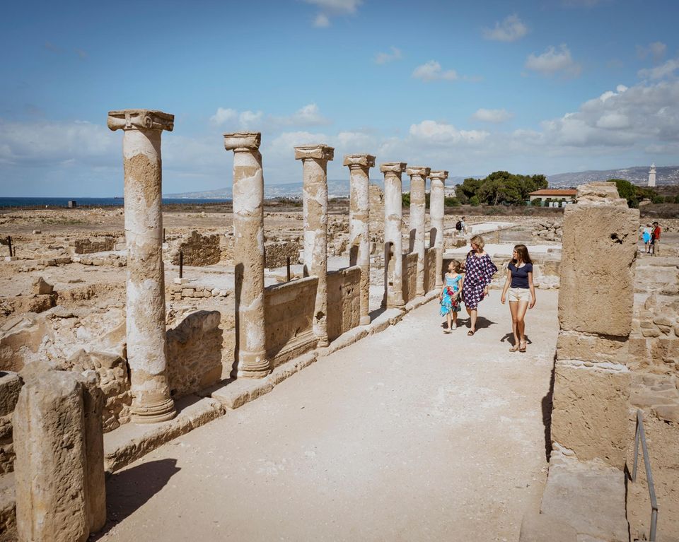 Zypern: Familie spaziert zwischen Ruinen