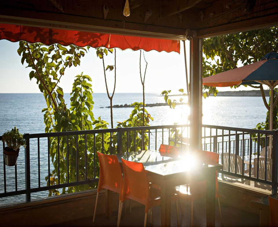 Zypern: Sonnige Aussicht von einem Balkon