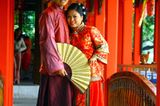 Hochzeitskleider aus aller Welt: Brautpaar in rot