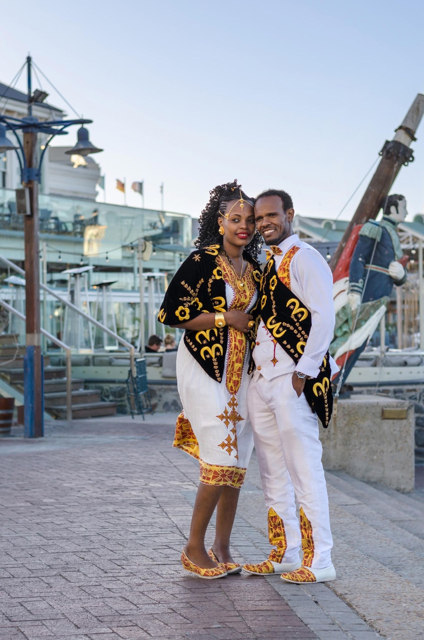 Hochzeitskleider aus aller Welt: Brautpaar auf Straße