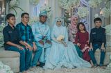 Hochzeitskleider aus aller Welt: Brautpaar mit Familie