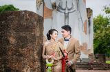 Hochzeitskleider aus aller Welt: Brautpaar vor Tempel