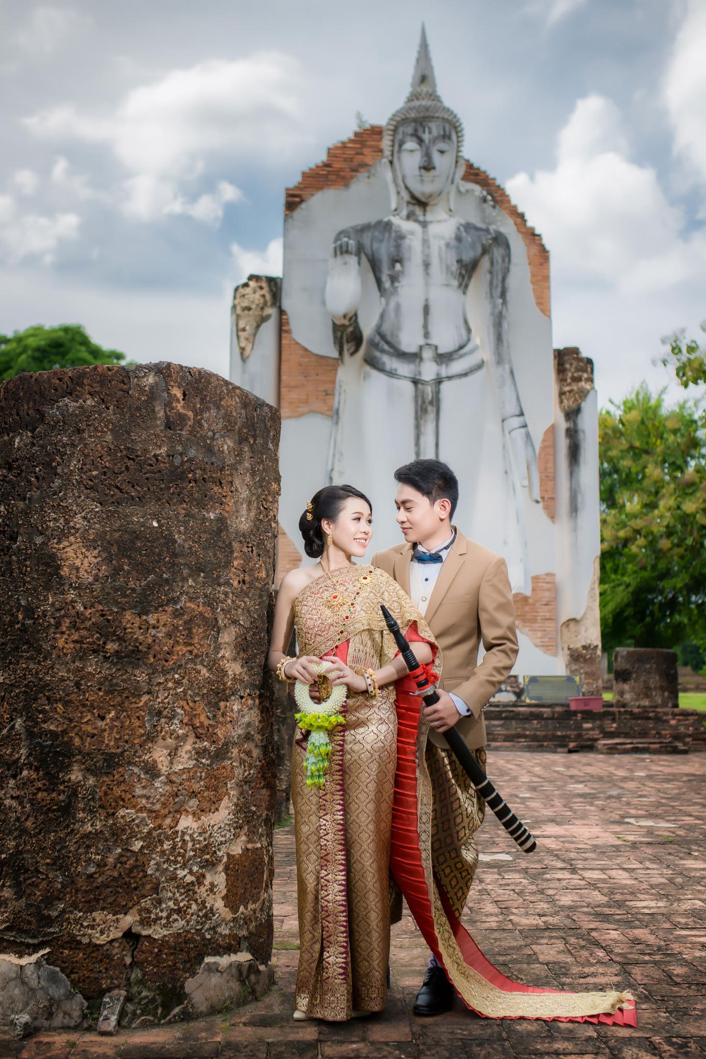Hochzeitskleider aus aller Welt: Brautpaar vor Tempel