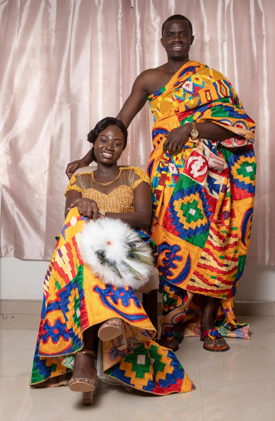 Hochzeitskleider aus aller Welt: Brautpaar posiert