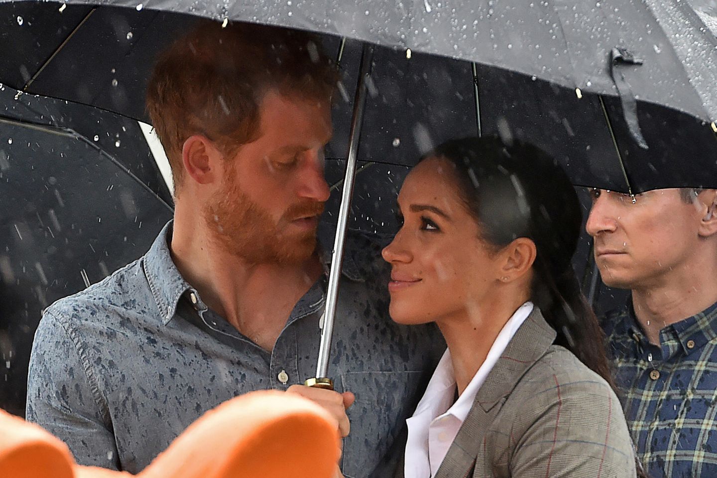Royals: Meghan Markle und Prinz Harry unterm Regenschirm