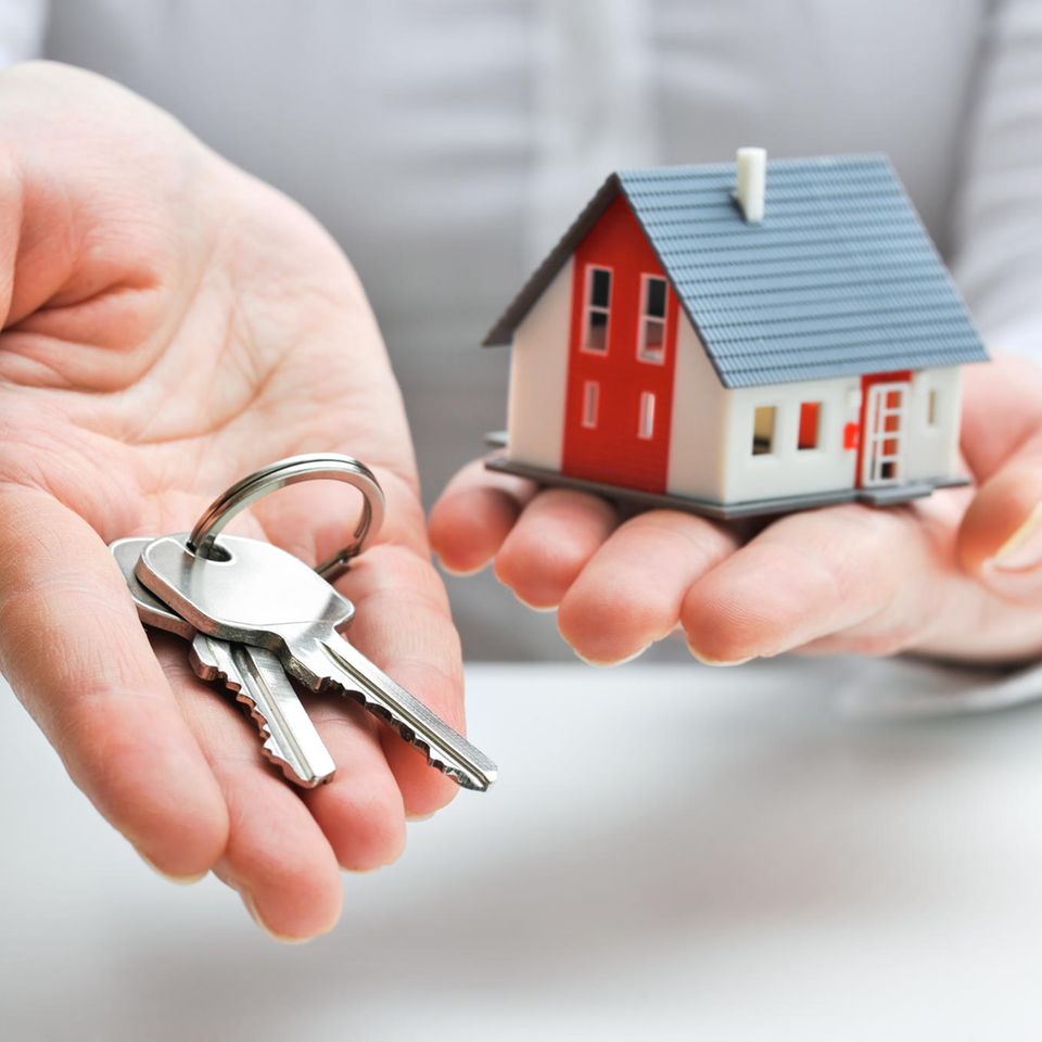 Immobillienmakler miit Schlüssel und Haus