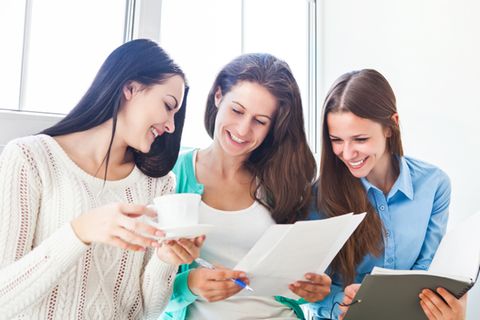 Lerntypen: Drei Frauen arbeiten zusammen.