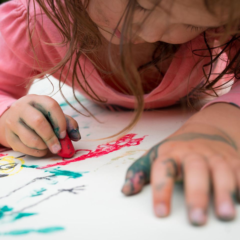 Rückruf: Mädchen malt Fingerfarben