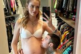 Zeit für ein Spiegelselfie: Chiara Ferragni freut sich auf ihr zweites Baby, ihr Ehemann Fedez hält da bei der Bauch-Dokumentation auch gerne als Requisite her.
