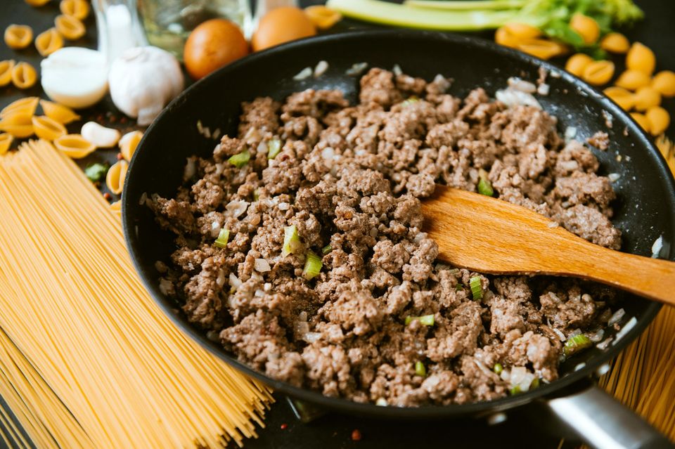 Wie Lange Ist Gebratenes Hackfleisch Haltbar Hackfleisch anbraten: Wenn ihr diesen Fehler macht, schmeckt's nicht