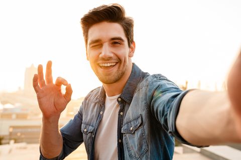 Reddit: Ein Mann macht ein Selfie von sich und zwinkert