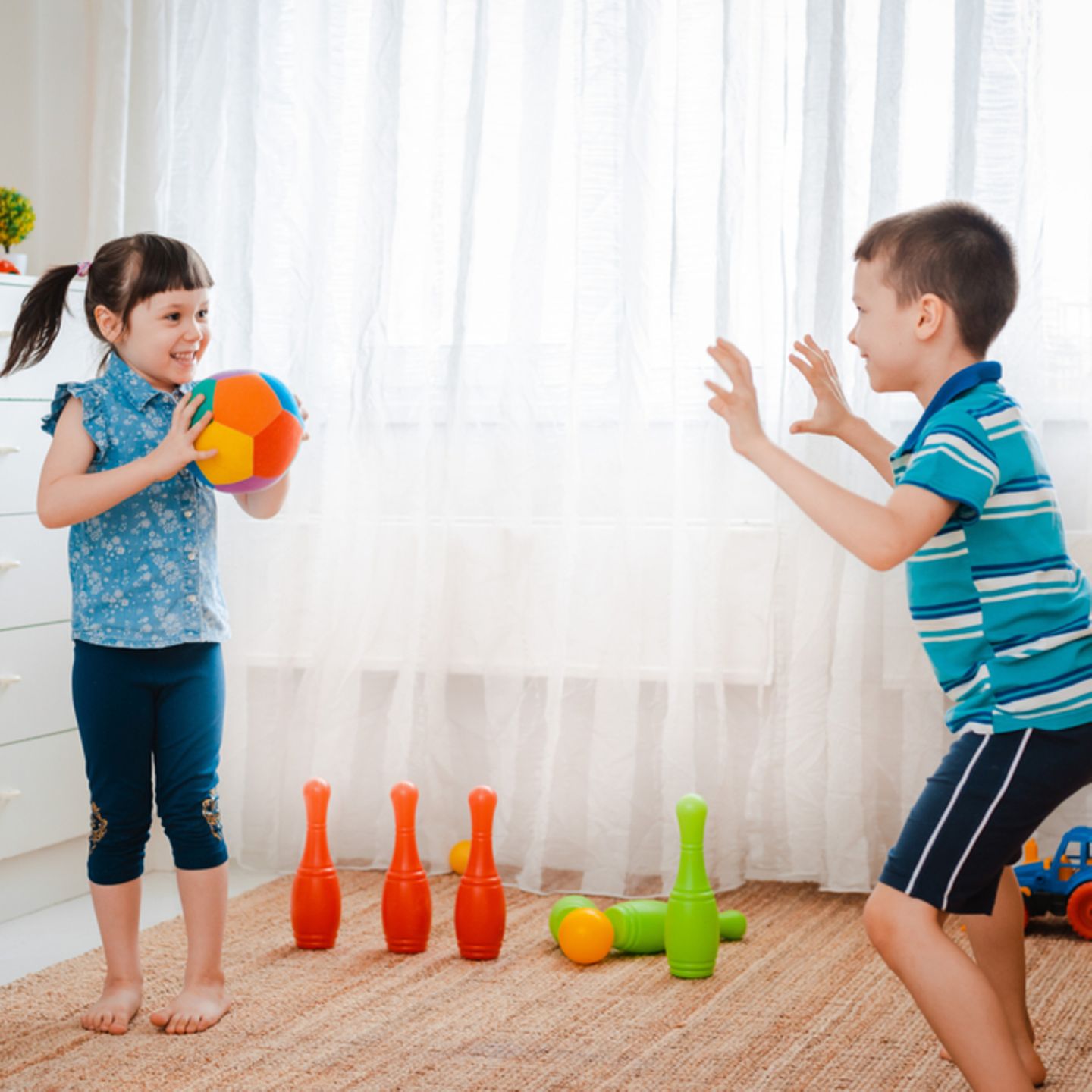 Geschwisterzimmer: Kinder spielen im Zimmer werfen