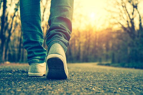 Mann ging täglich 30000 Schritte: Jemand geht spazieren