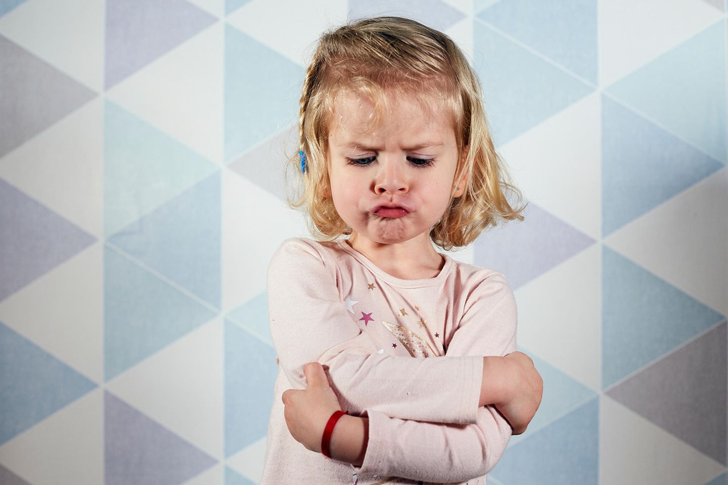 Mein Kind hasst mich: Wütendes kleines Mädchen