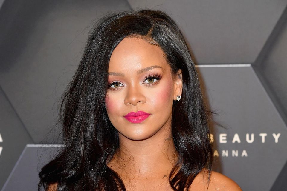 Rihanna mit pinkem Kleid und Make-up