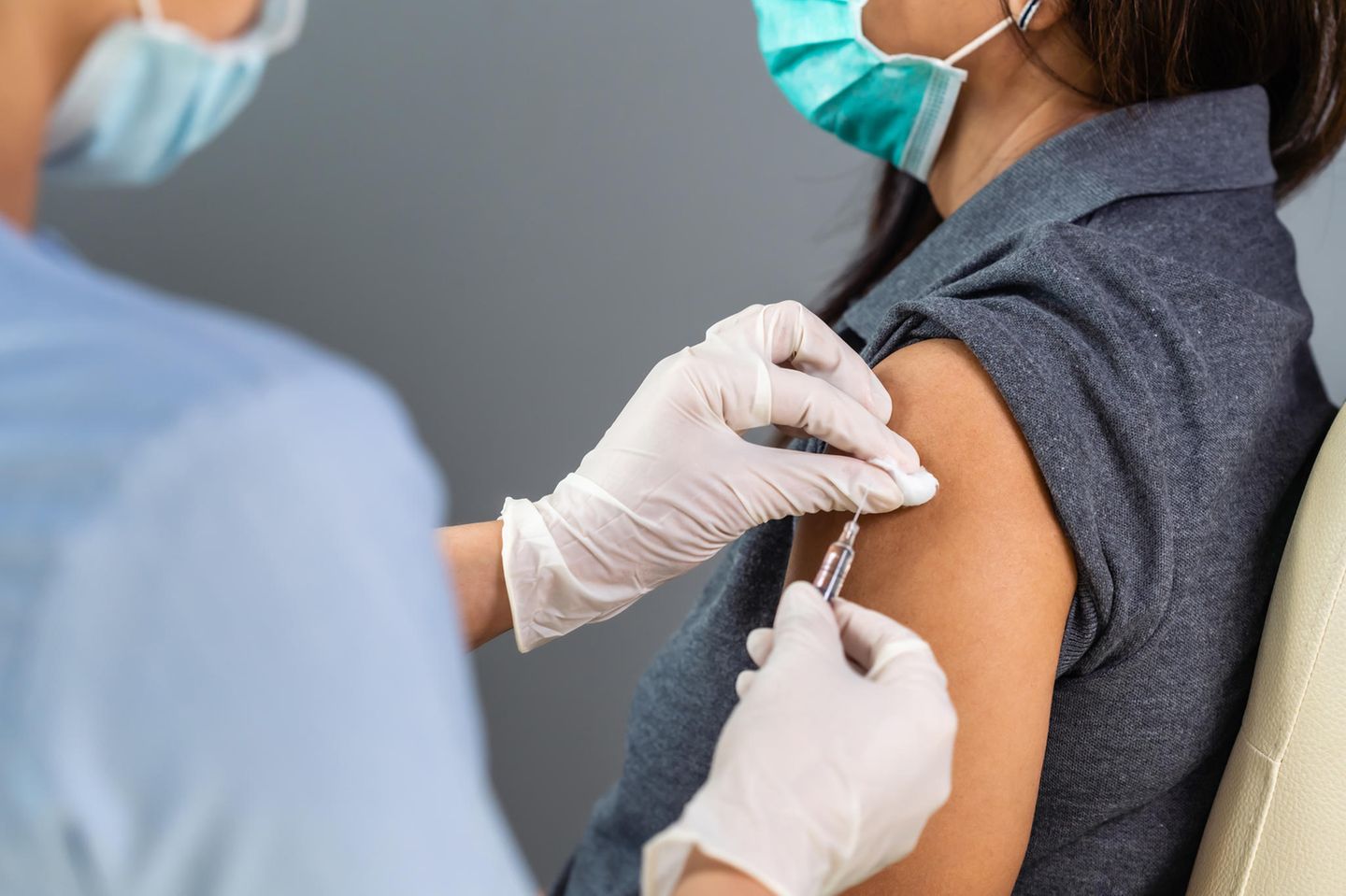 Millionärspaar erschleicht sich Impfung gegen Corona: Frau wird geimpft