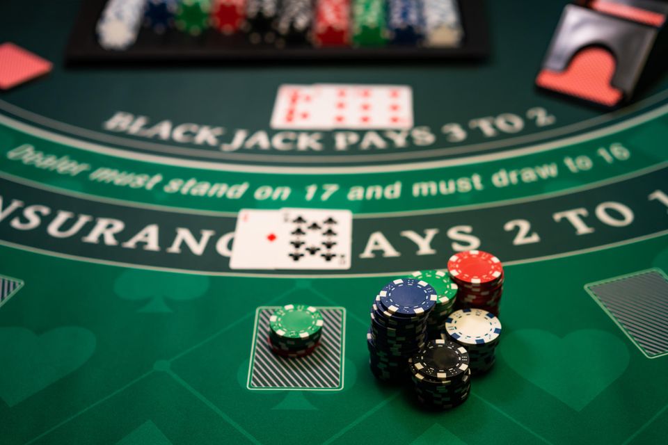 Ein Casino-Tisch mit Chips und Karten