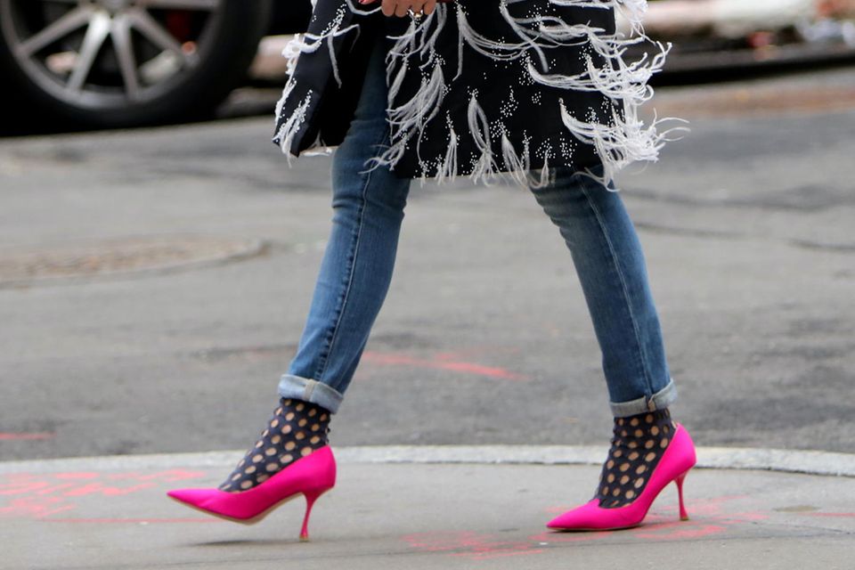 Olivia Palermo trägt schwarze Netz-Socken zu pinkfarbene Heels.