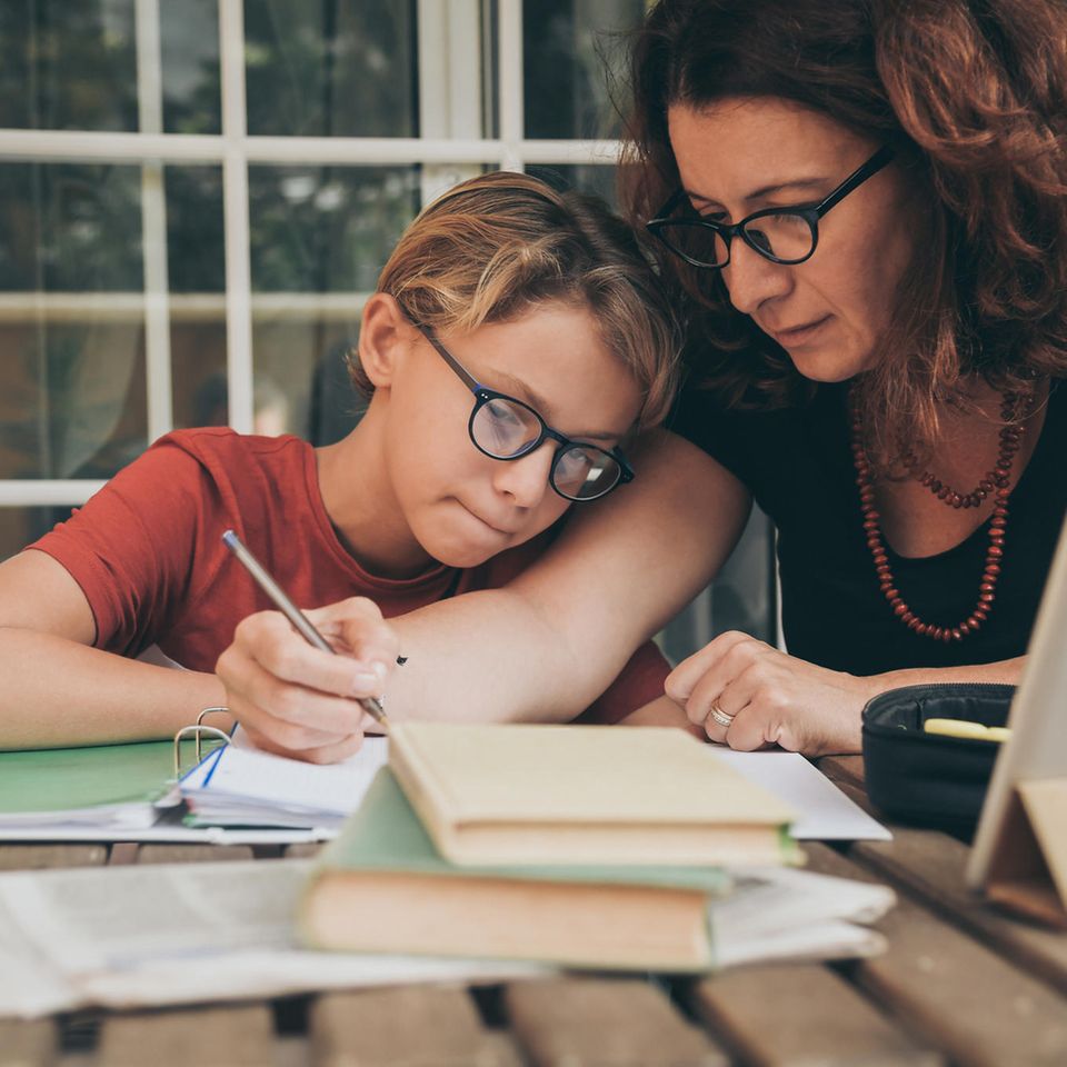 Homeschooling: Mutter und Kind beim Lernen