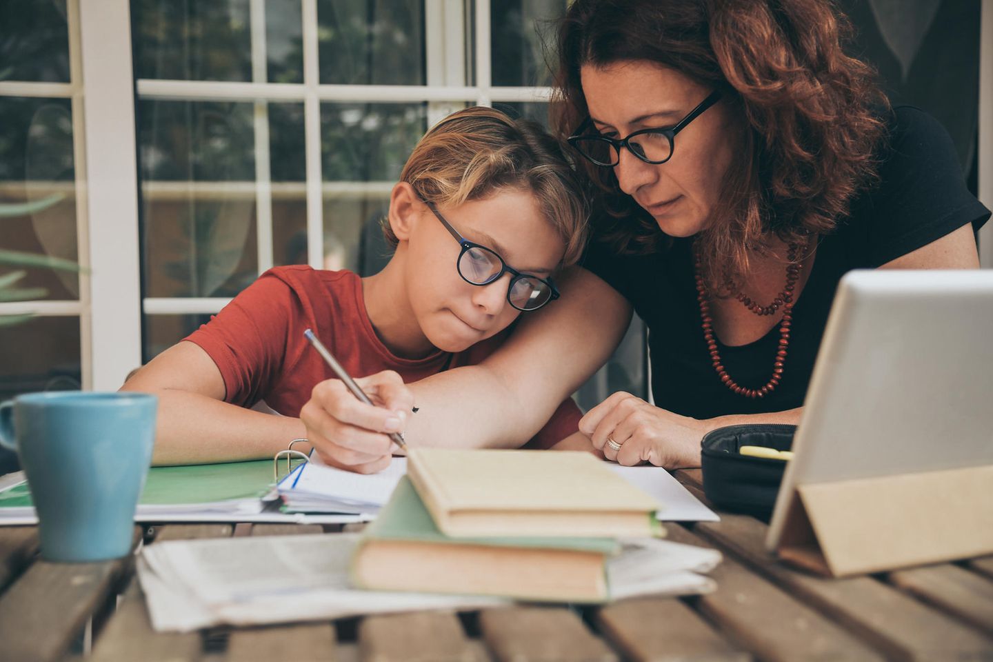 Homeschooling: Mutter und Kind beim Lernen