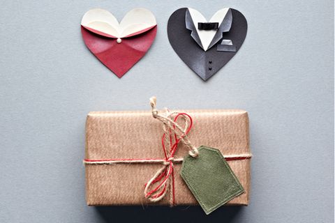 Hochzeitsgeschenk basteln: Eingepacktes Geschenk